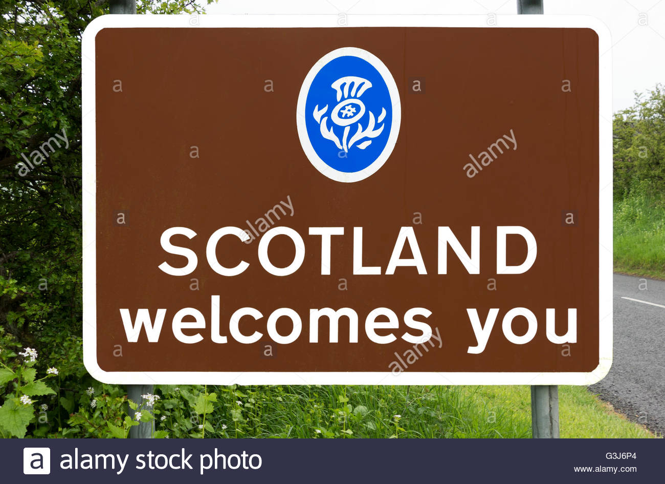 welcome-to-scotland-road-sign-scottish-borders-scotland-uk-G3J6P4.jpg